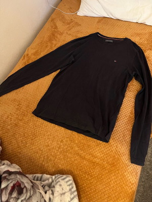 Tommy Hilfiger μπλούζα μακρυμάνικη μεταχειρισμένη, μέγεθος M-L, μαύρη και μπλε