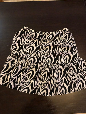 Skirt M black and white like new
