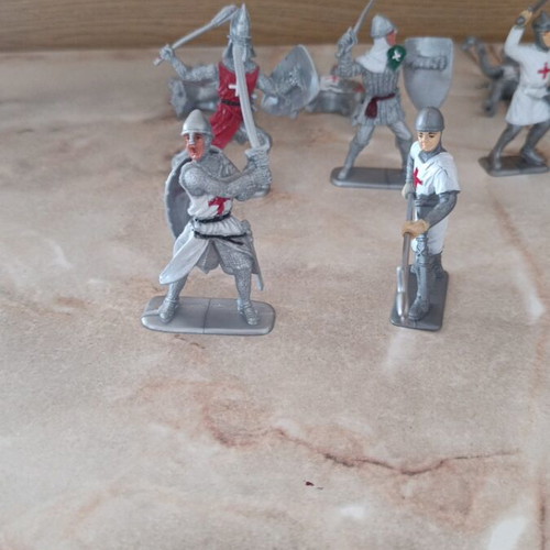 Set of 14 Crusaders and 2 Knights figures