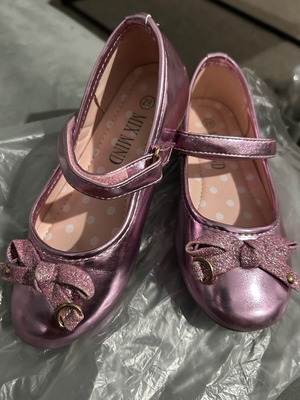 Pink shiny ballerinas like new, size 28, Med Winds