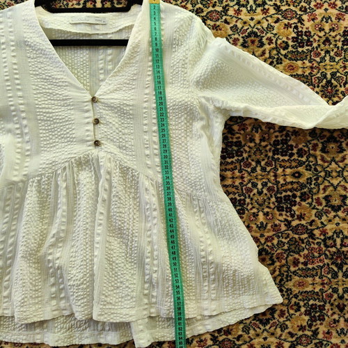 White Helmi blouse like new with V-neck and peplum hem