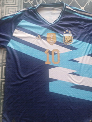 Εμφάνιση Messi Αργεντινής μεταχειρισμένη, ραμμένα σήματα adidas και εθνόσημο