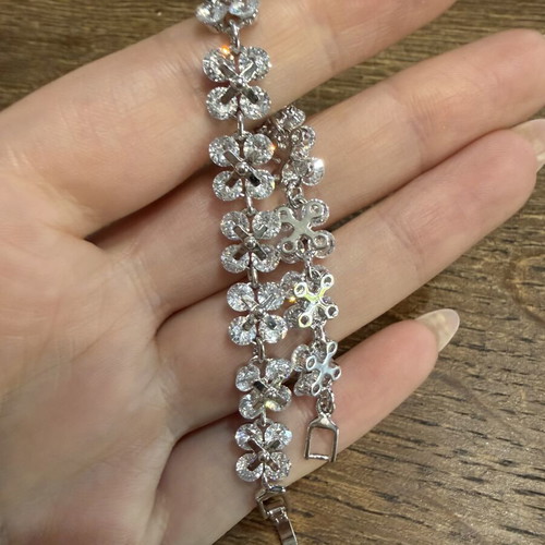 Bracelet with zircon flower design new, silver