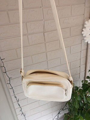 White women's shoulder bag like new with multiple pockets