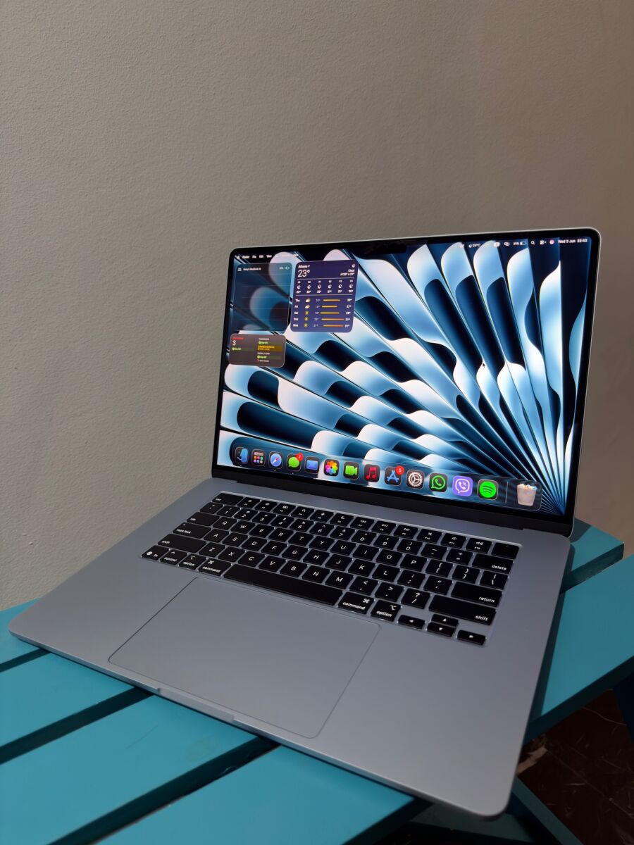 MacBook Air 15.3