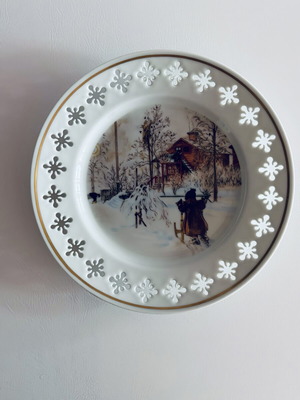 Carl Larsson plate like new, Danish porcelain with snowflake design