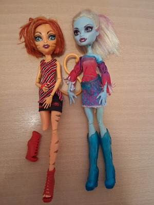 Monster High dolls used, Abbey good condition, Toralei broken leg