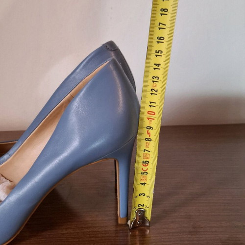 Carrano pumps like new, size 37, turquoise