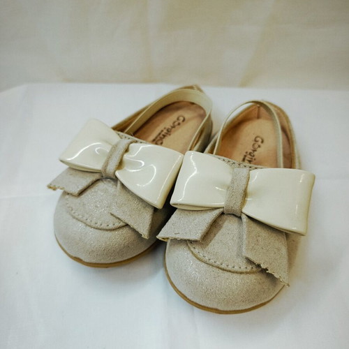 Gorgino children's mule in beige iridescent suede with patent bow