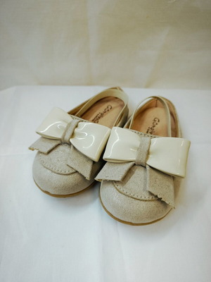 Gorgino children's mule in beige iridescent suede with patent bow