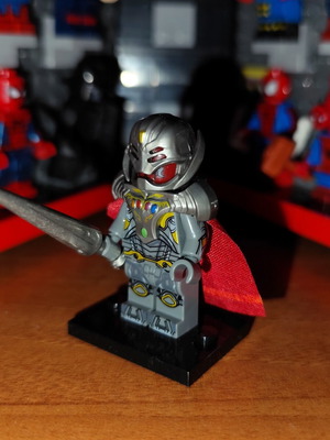 Lego φιγούρα Infinity Ultron με πανοπλία και κόκκινη κάπα