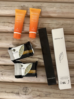 Travel kit καινούργιο με οδοντόβουρτσες, σαπουνάκια, σαμπουάν, κοντίσιονερ