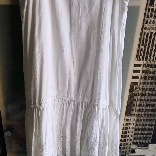 White summer dress like new with ruffles and cut embroidery