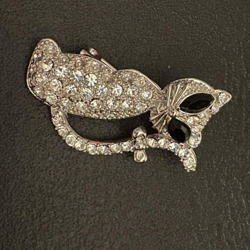Cat brooch like new, silver color, women's