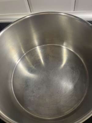 Large deep cooking pot