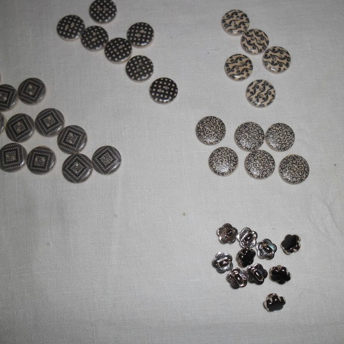 Buttons new, pack of 39 with 5 designs