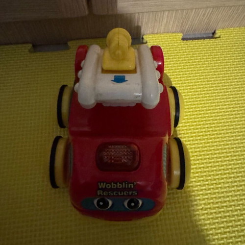 Wobbling Rescuers fire truck used with sound and light