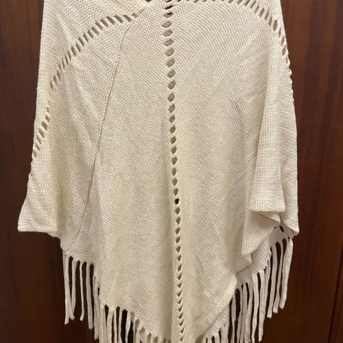 Attrattivo poncho ecru like new, one size