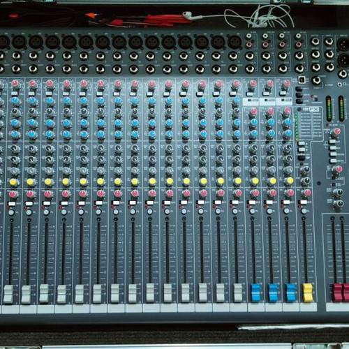 Allen&Heath ZEN 22FX Mixer console like new with aluminum transport case
