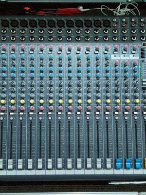 Allen&Heath ZEN 22FX Mixer console like new with aluminum transport case