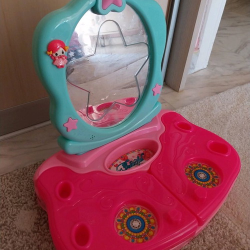 Children's beauty vanity used with cosmetics and light-up mirror