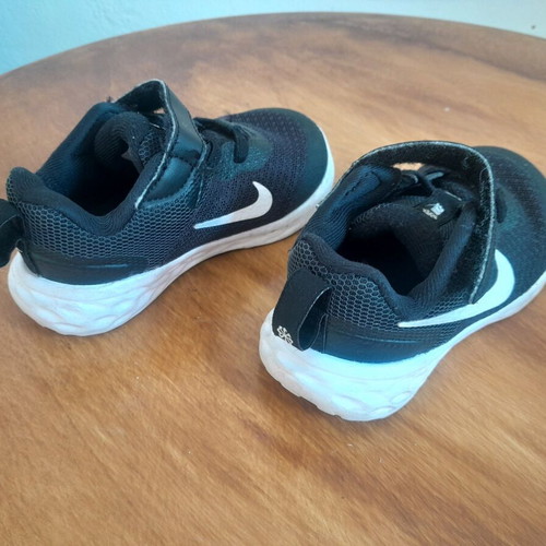 Nike kids shoes No.22 black like new