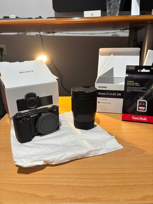Sony ZV-E10 με φακό Sigma 16mm f/1.4 και κάρτα SanDisk 128GB σαν καινούργιο