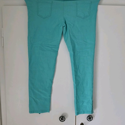 Ofelia elastic capri leggings new, size M with lace