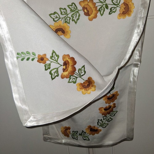 Embroidery set like new, 3 pieces with satin finish
