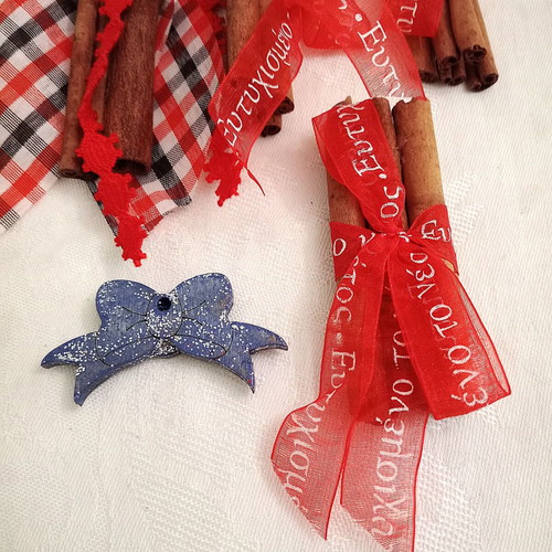 Cinnamon sticks set like new, 5 pieces with ribbons and bow