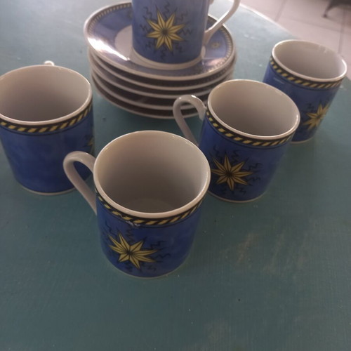 Set of 5 blue coffee cups and 6 saucers