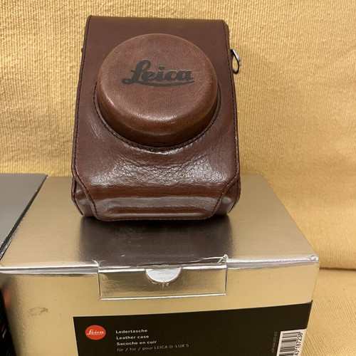 Leica D Lux 5 compact camera with original case and grip