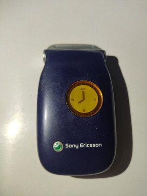 Sony Ericsson Z200 vintage flip phone with clock display, velvet blue