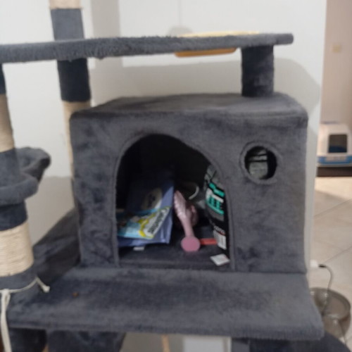 Large Cat Tree scratching post like new