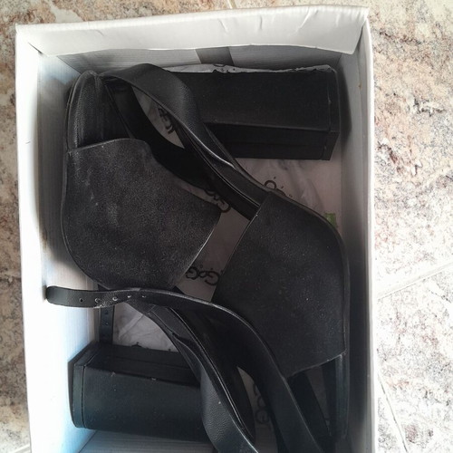 GoGo Shoes leather handmade heel sandal like new, size 37, black