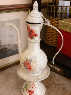 Διακοσμητική κανάτα shabby chic σαν καινούργια με ανάγλυφη υφή και παπαρούνες
