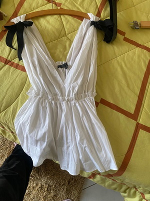 ISO T-shirt like new with yoga, black and white