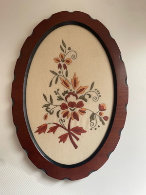 Παραδοσιακό κέντημα σε ξύλινο οβάλ κάδρο σαν καινούργιο