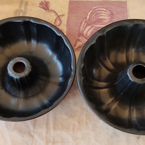 Cake pans like new, set of two with hole and ridges
