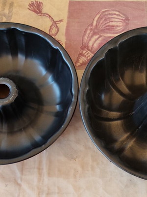Cake pans like new, set of two with hole and ridges