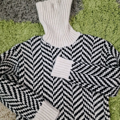 Mango high neck sweater like new, size S, black and white