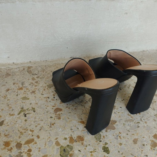 Bozikis mules size 38, like new, black