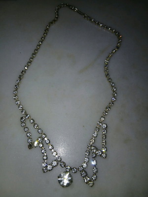 Necklace for women like new, white
