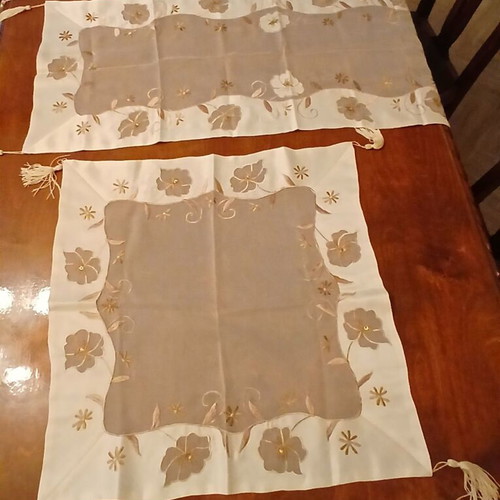 Table linens set like new, 7 pieces with embossed designs