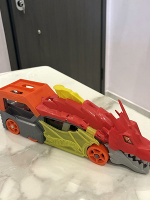 Hot Wheels Dragon Launch Transporter with 5 cars like new