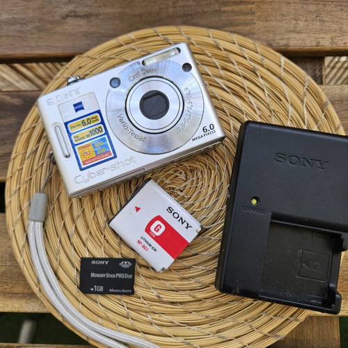 Sony Cyber-shot DSC-W30 digital camera bundle like new