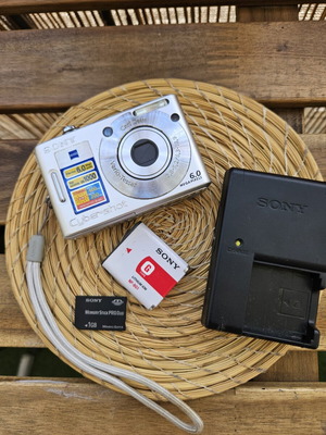 Sony Cyber-shot DSC-W30 digital camera bundle like new
