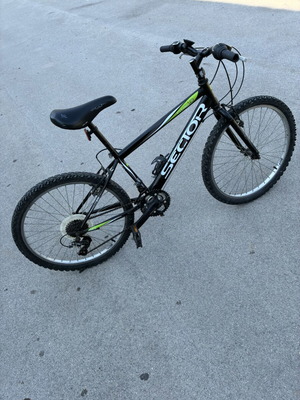 Mountain hard trail bike used, 24 inch, disc brakes, black, gears