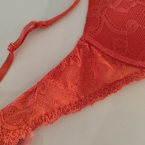 Intimissimi bra 80B coral lace like new, wireless, padded