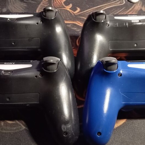 Dualshock 4 v2 controller used, good condition, no drift